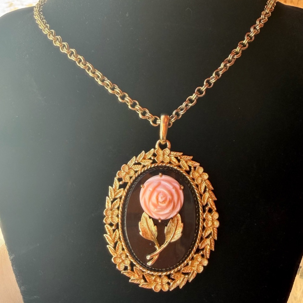 Vintage Avon Serena Rose Cameo Pendant Necklace